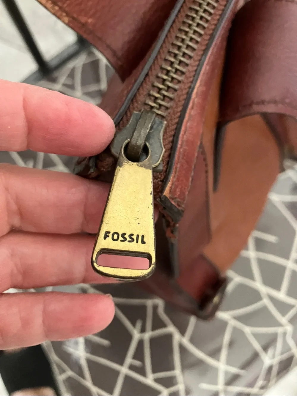 Vintage FOSSIL Women Reissue Brown leather satchel with a keyhole emblem